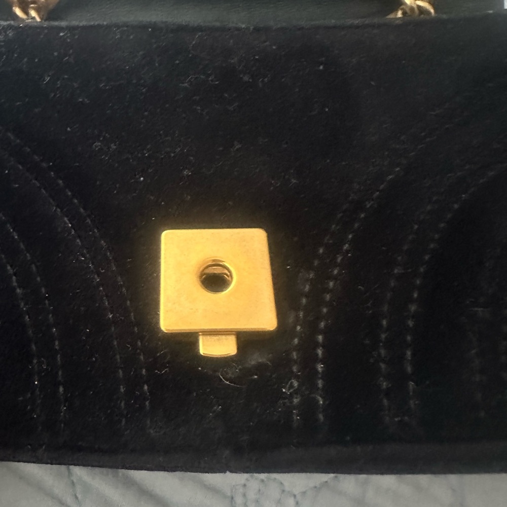 Gucci Black Quilted Velvet Shoulder Bag with Gold Hardware . Texture - velvet. - Picture 11 of 11